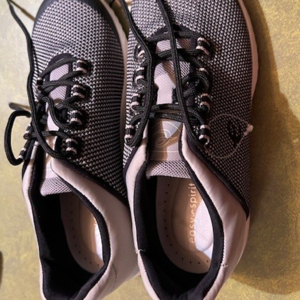Women's Easy Spirit tennis shoe 6 1/2 M Antigravity black/green